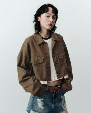  URBAN REVIVO - Áo khoác croptop nữ cổ bẻ tay dài phối túi 