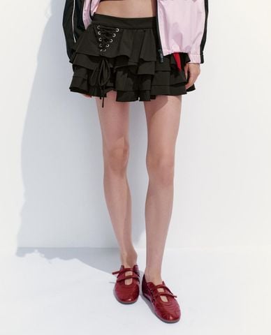  URBAN REVIVO - Chân váy xếp tầng mini phối dây corset 