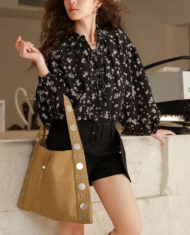  URBAN REVIVO - Túi đeo vai nữ hình thang phối đinh tán 