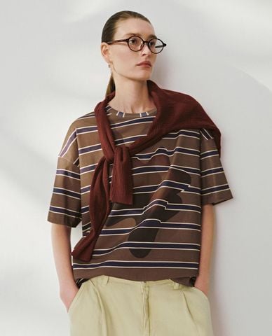  URBAN REVIVO - Áo thun nữ cổ tròn tay ngắn phối sọc 