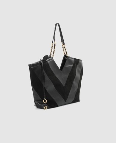  URBAN REVIVO - Túi tote nữ họa tiết chữ V phối dây xích 