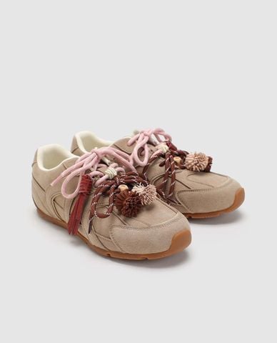  URBAN REVIVO - Giày sneakers nữ cổ thấp đính họa tiết tua rua 