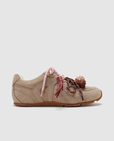  URBAN REVIVO - Giày sneakers nữ cổ thấp đính họa tiết tua rua 