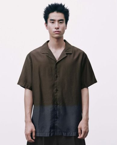  URBAN REVIVO - Áo sơ mi nam cổ bẻ tay ngắn phối màu 