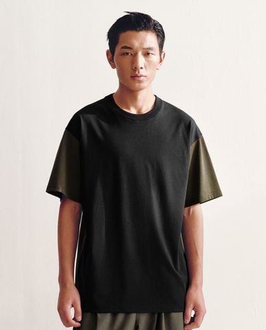  URBAN REVIVO - Áo thun nam cổ tròn tay ngắn phối màu 