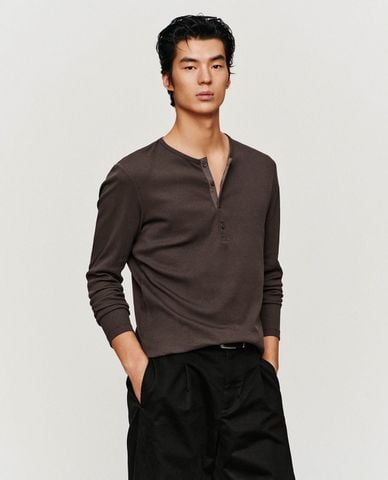  URBAN REVIVO - Áo thun nam cổ henley tay dài 