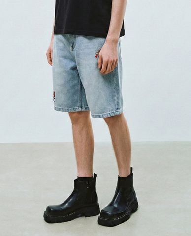  URBAN REVIVO - Quần short jeans nam ống rộng phối họa tiết 