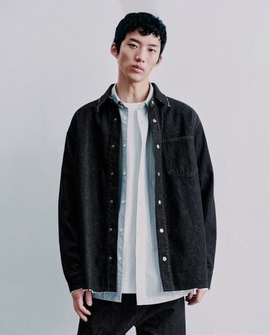  URBAN REVIVO - Áo khoác denim nam tay dài wash đậm 