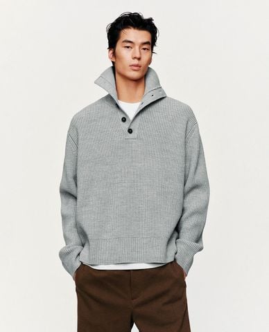  URBAN REVIVO - Áo polo nam dệt kim cổ đứng phối nút 