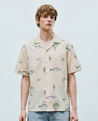  URBAN REVIVO - Áo sơ mi nam cổ bẻ tay ngắn phối họa tiết 