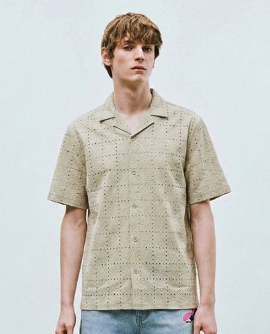  URBAN REVIVO - Áo sơ mi nam cổ bẻ tay ngắn họa tiết đục lỗ 