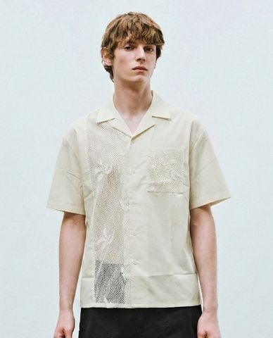  URBAN REVIVO - Áo sơ mi nam cổ bẻ tay ngắn phối lưới 