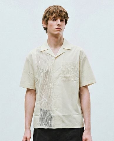  URBAN REVIVO - Áo sơ mi nam cổ bẻ tay ngắn phối lưới 