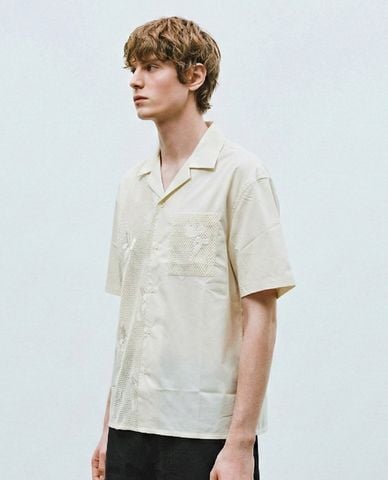 URBAN REVIVO - Áo sơ mi nam cổ bẻ tay ngắn phối lưới 