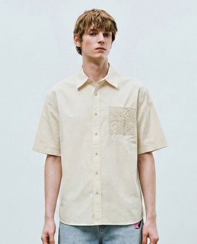  URBAN REVIVO - Áo sơ mi nam cổ bẻ tay ngắn phối túi đan 