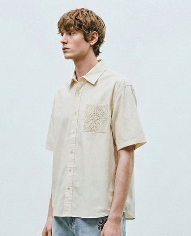  URBAN REVIVO - Áo sơ mi nam cổ bẻ tay ngắn phối túi đan 