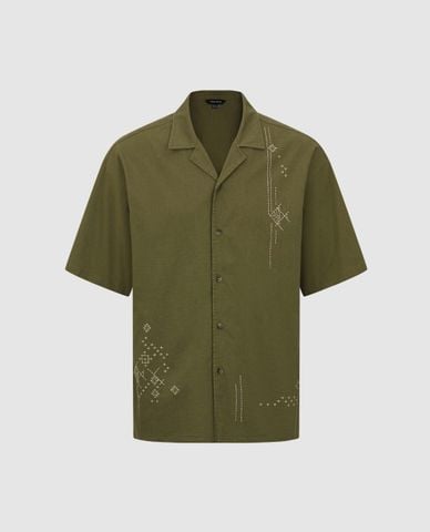  URBAN REVIVO - Áo sơ mi nam cổ bẻ tay ngắn thêu họa tiết 