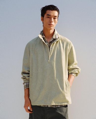  URBAN REVIVO - Áo thun nam cổ cao tay dài phối khóa kéo 