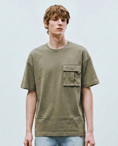  URBAN REVIVO - Áo thun nam cổ tròn tay ngắn phối túi 