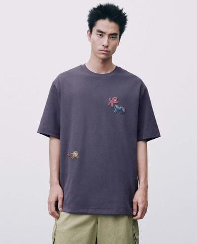  URBAN REVIVO - Áo thun nam cổ tròn tay ngắn đính patch 