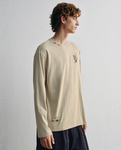  URBAN REVIVO - Áo thun nam cổ tròn tay dài thêu họa tiết 