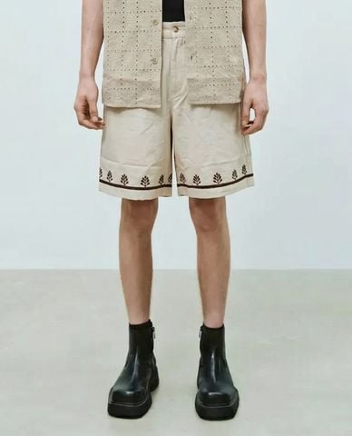  URBAN REVIVO - Quần short nam ống rộng họa tiết viền gấu 