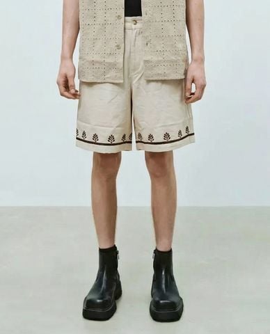  URBAN REVIVO - Quần short nam ống rộng họa tiết viền gấu 