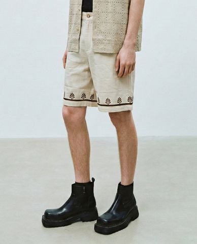  URBAN REVIVO - Quần short nam ống rộng họa tiết viền gấu 