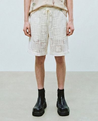  URBAN REVIVO - Quần short nam ống rộng xuyên thấu 