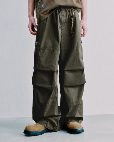  URBAN REVIVO - Quần nam ống rộng phối túi hộp 