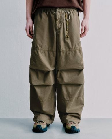  URBAN REVIVO - Quần nam ống rộng xếp nếp phối charm 