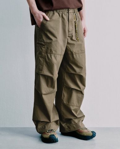  URBAN REVIVO - Quần nam ống rộng xếp nếp phối charm 