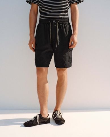  URBAN REVIVO - Quần short nam ngang gối phối túi hộp 