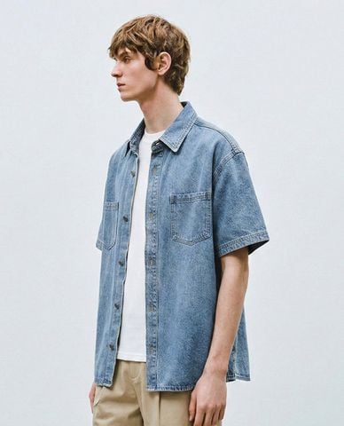  URBAN REVIVO - Áo sơ mi denim nam tay ngắn phối túi 