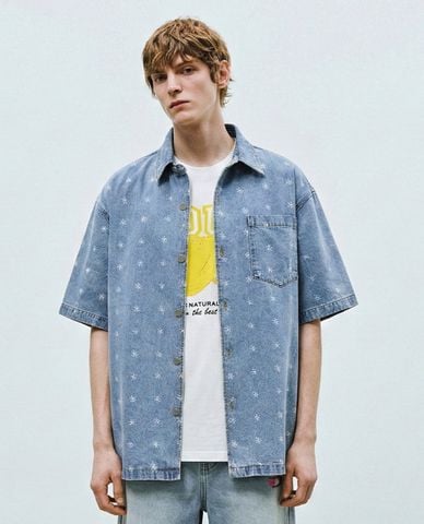  URBAN REVIVO - Áo sơ mi denim nam tay ngắn in họa tiết 