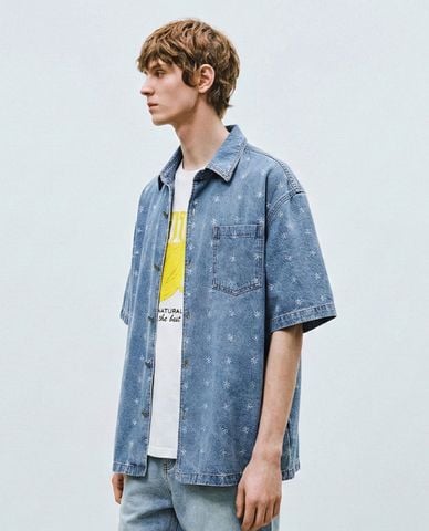  URBAN REVIVO - Áo sơ mi denim nam tay ngắn in họa tiết 