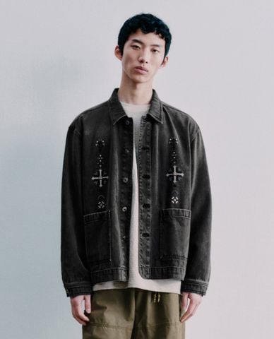  URBAN REVIVO - Áo khoác denim nam tay dài phối hoa văn 