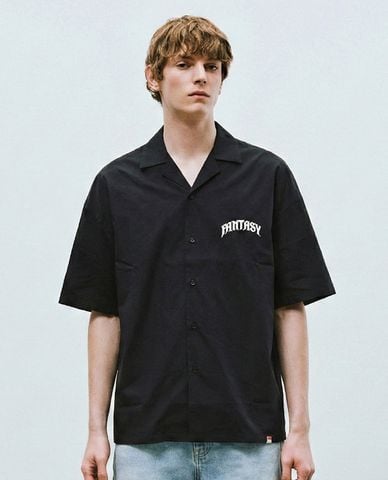  URBAN REVIVO - Áo sơ mi nam cổ bẻ tay ngắn in chữ 