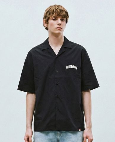 URBAN REVIVO - Áo sơ mi nam cổ bẻ tay ngắn in chữ 