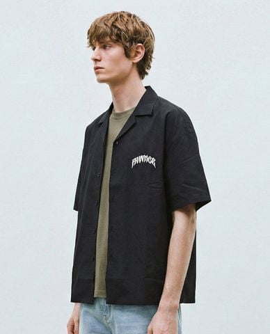 URBAN REVIVO - Áo sơ mi nam cổ bẻ tay ngắn in chữ 