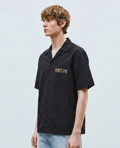  URBAN REVIVO - Áo sơ mi nam cổ bẻ tay ngắn in chữ 