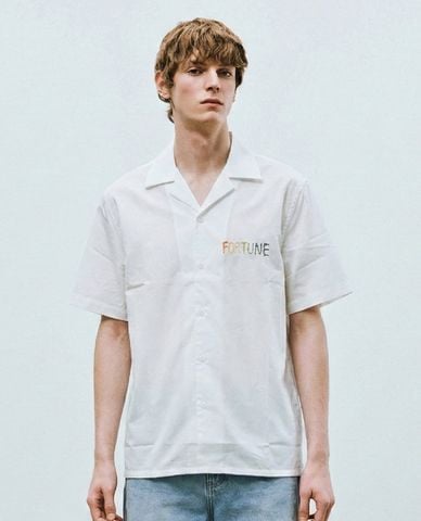  URBAN REVIVO - Áo sơ mi nam cổ bẻ tay ngắn in chữ 