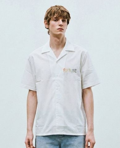  URBAN REVIVO - Áo sơ mi nam cổ bẻ tay ngắn in chữ 