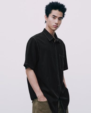  URBAN REVIVO - Áo sơ mi nam cổ bẻ tay ngắn chỉ nổi 