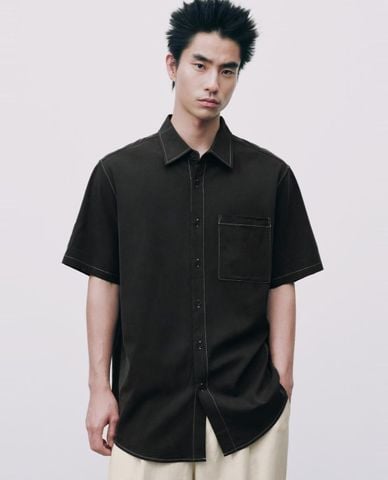  URBAN REVIVO - Áo sơ mi nam cổ bẻ tay ngắn chỉ nổi 