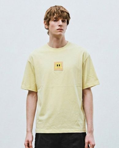  URBAN REVIVO - Áo thun nam cổ tròn tay ngắn in họa tiết 