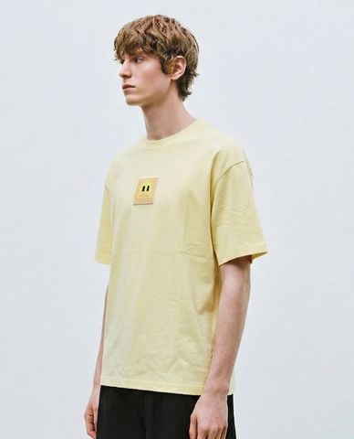  URBAN REVIVO - Áo thun nam cổ tròn tay ngắn in họa tiết 