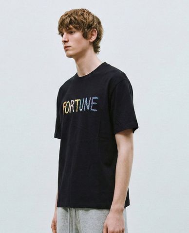  URBAN REVIVO - Áo thun nam cổ tròn tay ngắn in chữ 