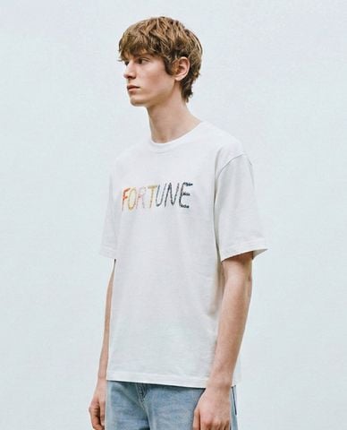  URBAN REVIVO - Áo thun nam cổ tròn tay ngắn in chữ 