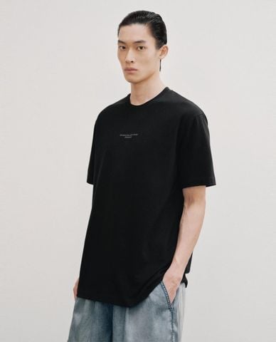  URBAN REVIVO - Áo thun nam cổ tròn tay ngắn thêu chữ 